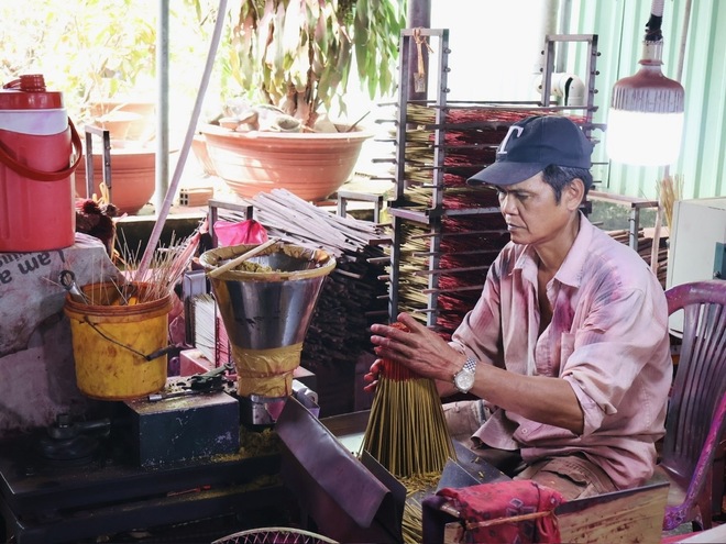 Làng nghề ở TP.HCM mùa tết: Làng nhang Lê Minh Xuân 100 năm tuổi- Ảnh 2.