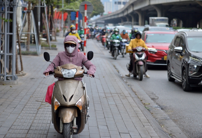 Đường phố Hà Nội ùn tắc kinh hoàng dù không phải giờ cao điểm- Ảnh 9.