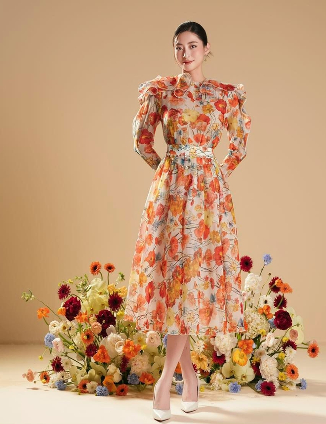 Floral dresses and patterned outfits'awaken' the blooming spring garden - Photo 8.