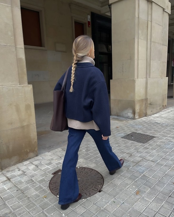 Navy blue jacket, perfect both day and evening for the office look - Photo 3.