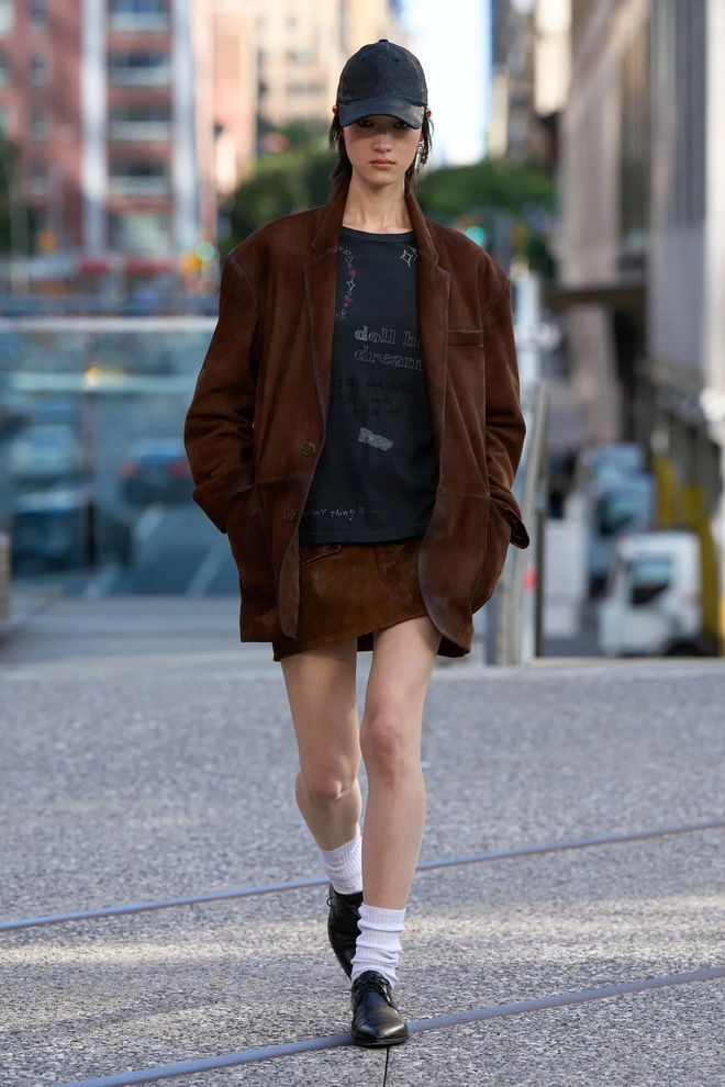 Soft bohemian style suede dress, spring 2025 trend- Photo 5.