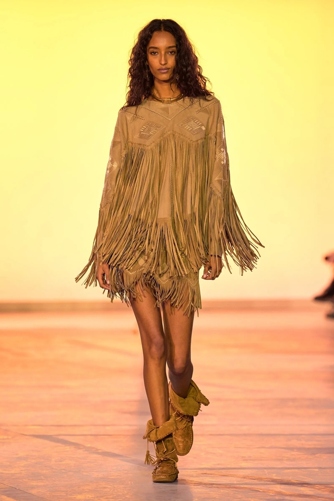 Soft bohemian style suede dress, spring 2025 trend - Photo 6.