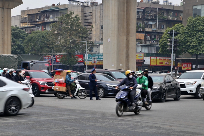 Ngày đầu tổ chức lại giao thông, 'điểm đen' ùn tắc Khuất Duy Tiến - Nguyễn Trãi chưa hạ nhiệt- Ảnh 4.