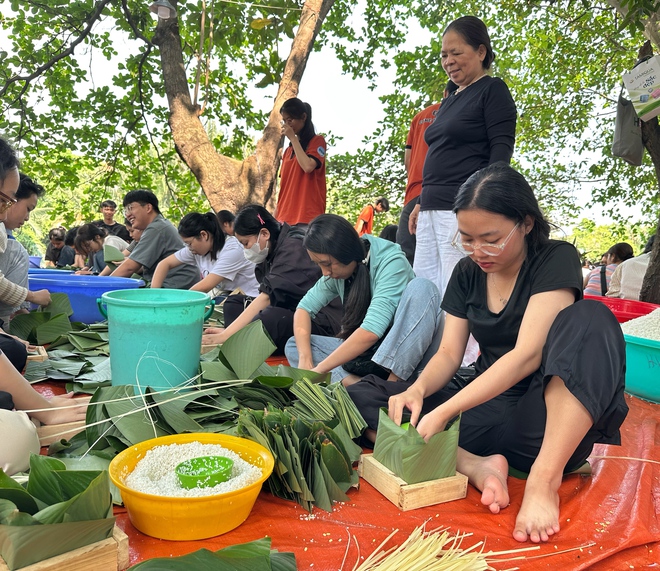 400 người ở TP.HCM ngồi quây quần gói bánh chưng ngay con rạch: Làm điều bất ngờ ngày tết- Ảnh 9.