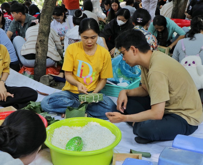 400 người ở TP.HCM ngồi quây quần gói bánh chưng ngay con rạch: Làm điều bất ngờ ngày tết- Ảnh 10.