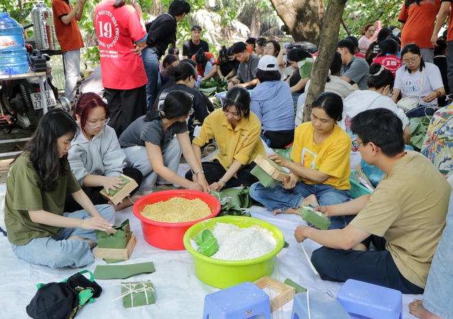 400 người ở TP.HCM ngồi quây quần gói bánh chưng ngay con rạch: Làm điều bất ngờ ngày tết- Ảnh 12.