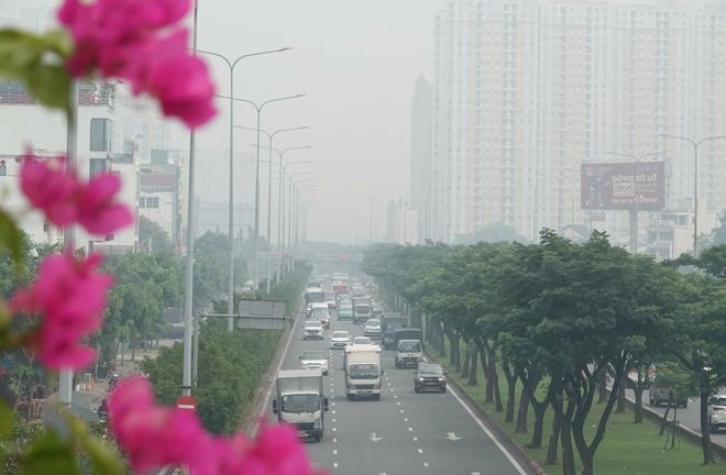 Mù dày đặc sáng nay do ô nhiễm không khí ở TP.HCM vượt báo động đỏ- Ảnh 1.