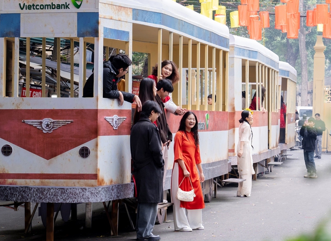 Người Hà Nội đổ xô 'check-in' với 3 toa tàu điện cũ trên phố bích họa- Ảnh 6.