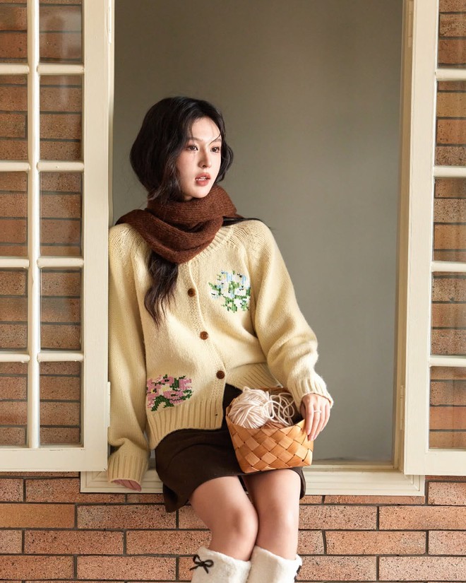 Tips to wear beautiful cardigan sweater on Tet- Photo 2.