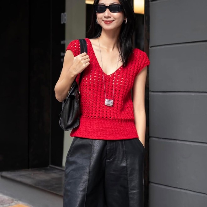 Tips to wear beautiful cardigan sweater on Tet holiday- Photo 7.