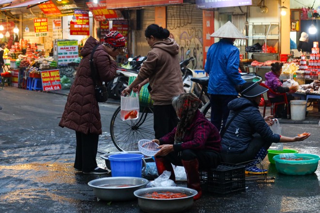 Giá cá chép đỏ tăng gấp 5 lần, người dân 'méo mặt' ngày ông Công ông Táo- Ảnh 13.