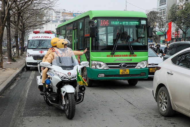 Cục CSGT tuần tra chống ùn tắc tại TP.Hà Nội, TP.HCM- Ảnh 3.