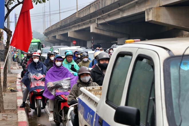 Người dân đội mưa về quê ăn tết, cửa ngõ phía nam Hà Nội ùn tắc- Ảnh 7.