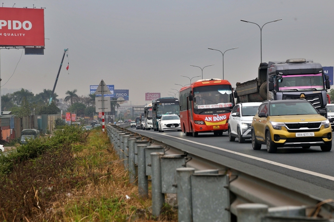 Người dân đội mưa về quê ăn tết, cửa ngõ phía nam Hà Nội ùn tắc- Ảnh 11.