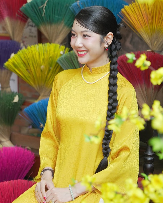 Brilliant New Year 2025 with yellow ao dai, lucky secret at the beginning of the year- Photo 4.