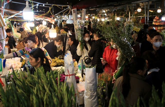 Giá hoa tươi tăng gấp đôi, người Hà Nội chen nhau mua- Ảnh 7.