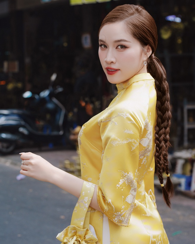 Brilliant New Year 2025 with yellow ao dai, lucky secret at the beginning of the year- Photo 7.