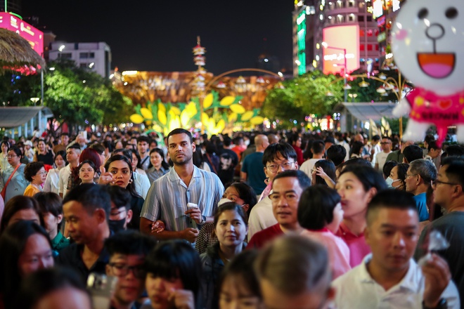 Hàng ngàn người 'đổ bộ' đường hoa Nguyễn Huệ Tết Ất Tỵ ngày mở cửa- Ảnh 10.