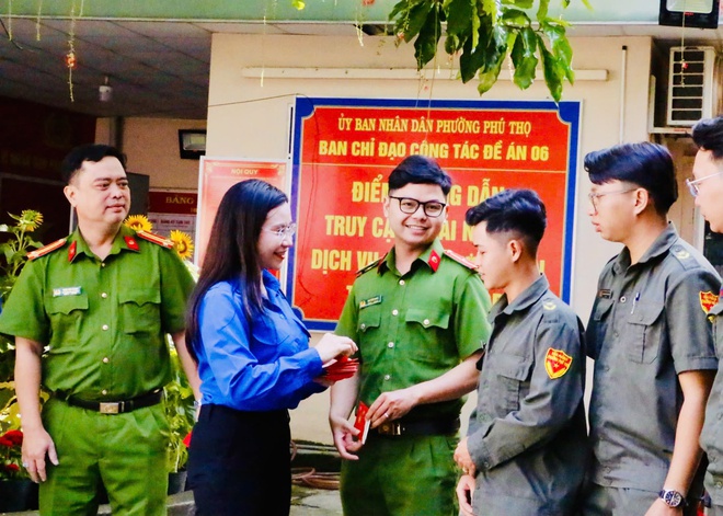 Ban Bí thư T.Ư Đoàn thăm hỏi những đơn vị đặc nhiệm trong dịp tết- Ảnh 11.