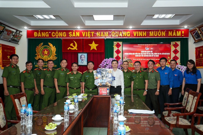 Ban Bí thư T.Ư Đoàn thăm hỏi những đơn vị đặc nhiệm trong dịp tết- Ảnh 17.