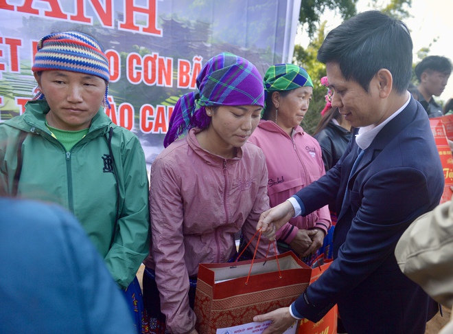 Hộ dân biên giới đầu tiên ở Lào Cai nhận nhà mới sau bão số 3- Ảnh 8.