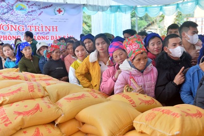 Bí thư Tỉnh ủy Lào Cai gói bánh chưng cùng người dân biên giới- Ảnh 8.