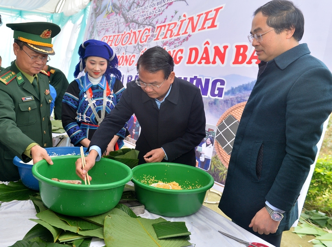 Bí thư Tỉnh ủy Lào Cai gói bánh chưng cùng người dân biên giới- Ảnh 12.