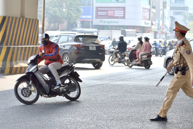 Nói mẹ ốm, thất nghiệp, đơn thân nuôi con để xin bỏ qua lỗi vượt đèn đỏ- Ảnh 9.