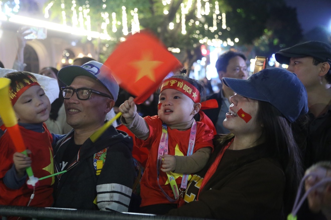 Người dân đi ‘bão’ mừng đội tuyển Việt Nam vô địch AFF Cup 2024: Muôn màu muôn vẻ!- Ảnh 7.