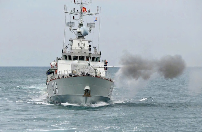 Hải quân kiểm tra bắn đạn thật trên biển- Ảnh 2. Hải quân kiểm tra bắn đạn thật trên biển- Ảnh 2.