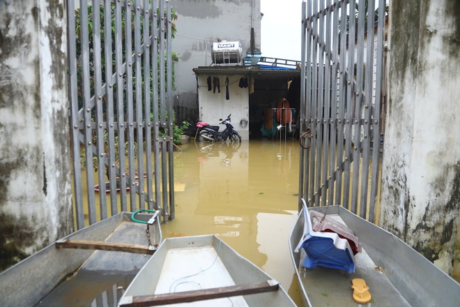 Người dân ngoại thành Hà Nội lại hối hả chạy lũ - Ảnh 6.