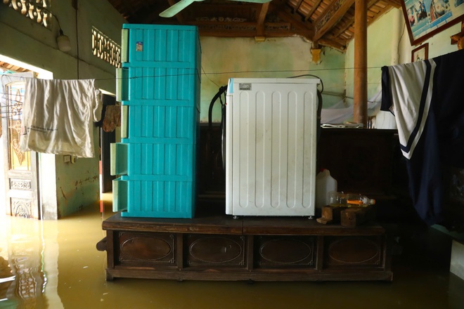 Người dân ngoại thành Hà Nội lại hối hả chạy lũ - Ảnh 8.