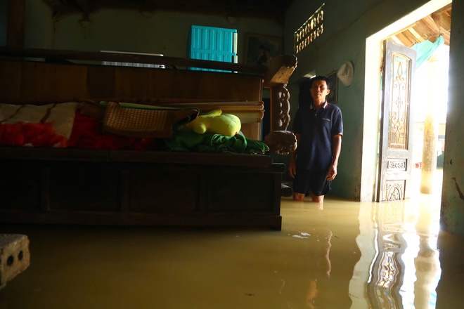 Người dân ngoại thành Hà Nội lại hối hả chạy lũ - Ảnh 7.