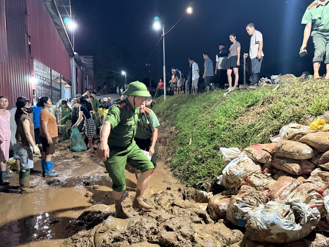 Công an Hà Nội trắng đêm giữ đê, giúp dân cứu lúa- Ảnh 3.