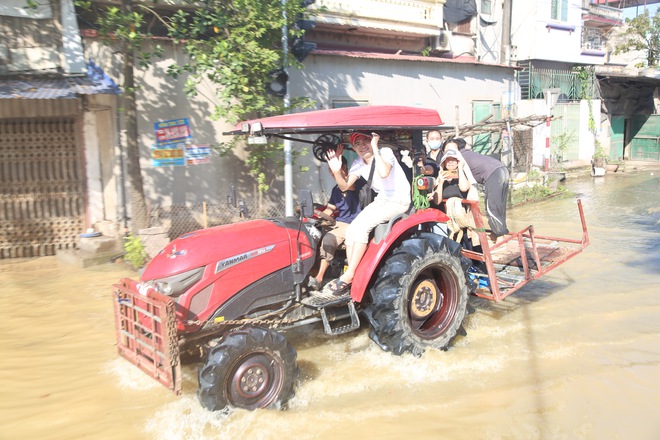 Bộ Công an điều động xe đặc chủng lội nước hỗ trợ dân vùng lũ Hà Nội - Ảnh 8.