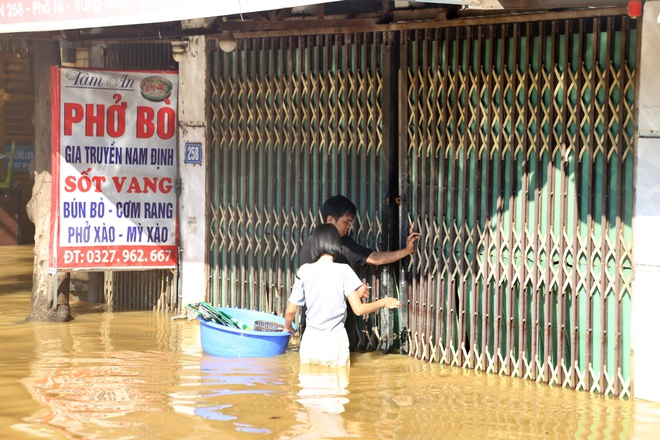 Bộ Công an điều động xe đặc chủng lội nước hỗ trợ dân vùng lũ Hà Nội - Ảnh 5.