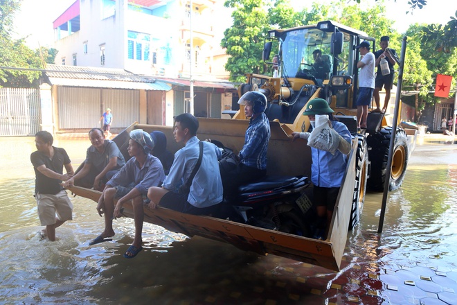 Bộ Công an điều động xe đặc chủng lội nước hỗ trợ dân vùng lũ Hà Nội - Ảnh 7.
