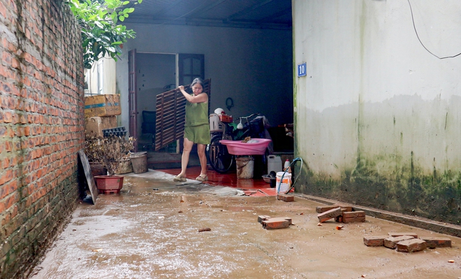 Nỗi ám ảnh của hàng trăm hộ dân ở ngôi làng 'rốn ngập Hà Nội' - Ảnh 6.