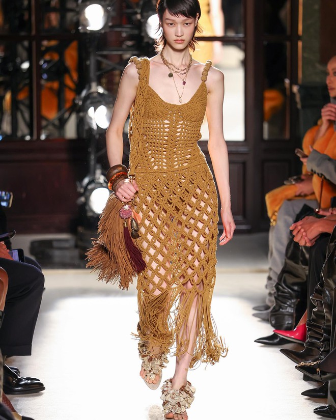 Nổi bật trên đường phố, văn phòng với phong cách thời trang du mục đô thị- Ảnh 6.