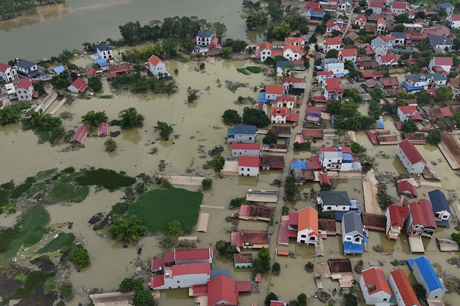 Nước sông Cầu đã rút, 'rốn lũ' Hà Nội vẫn ngập sâu- Ảnh 7.