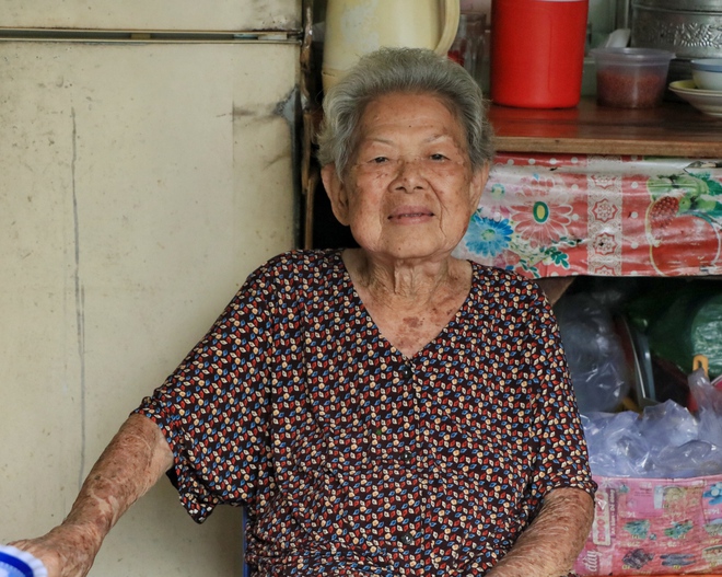 Con gái qua đời, cụ bà U.90 bán bún mọc ở TP.HCM: 'Còn sức là còn làm!' - Ảnh 4.