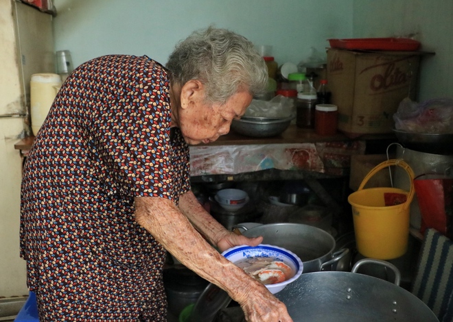 Con gái qua đời, cụ bà U.90 bán bún mọc ở TP.HCM: 'Còn sức là còn làm!' - Ảnh 3.