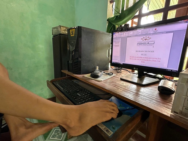 Hành trình 13 năm của chàng trai viết chữ bằng chân và tình yêu của mẹ - Ảnh 2. Hành trình 13 năm của chàng trai viết chữ bằng chân và tình yêu của mẹ - Ảnh 2.