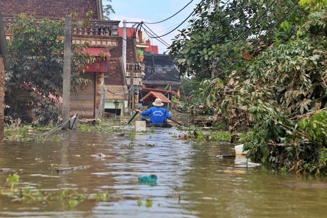Nước sông Cầu đã rút, 'rốn lũ' Hà Nội vẫn ngập sâu- Ảnh 9.