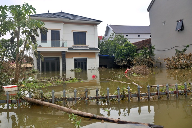 Nước sông Cầu đã rút, 'rốn lũ' Hà Nội vẫn ngập sâu- Ảnh 5.