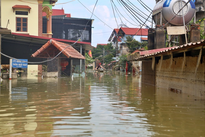 Nước sông Cầu đã rút, 'rốn lũ' Hà Nội vẫn ngập sâu- Ảnh 8.