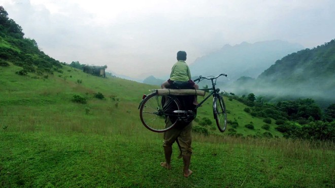'Cha cõng con' trở lại rạp để 'Cùng con đi tiếp cuộc đời'- Ảnh 6. 'Cha cõng con' trở lại rạp để 'Cùng con đi tiếp cuộc đời'- Ảnh 6.