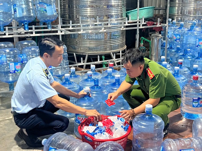 Dùng nước máy để làm giả nước Lavie đóng bình - Ảnh 3.