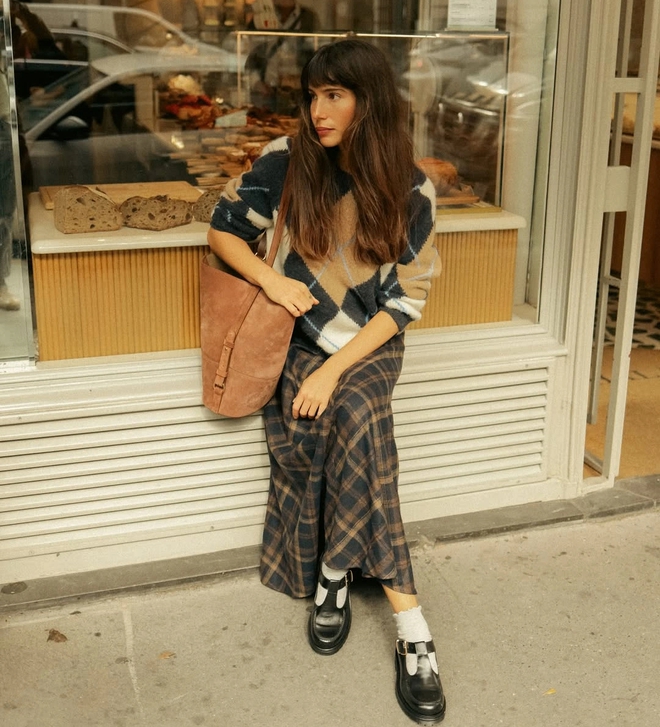 Chân váy kẻ ca rô cổ điển, lãng mạn và hơn thế nữa- Ảnh 10.