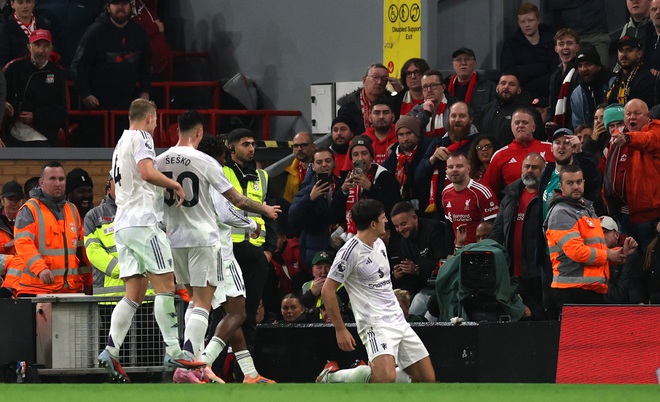 HLV Amorim tung đội hình cực dị, M.U khiến Liverpool thua cay đắng ngay trên sân Anfield- Ảnh 3. HLV Amorim tung đội hình cực dị, M.U khiến Liverpool thua cay đắng ngay trên sân Anfield- Ảnh 3.